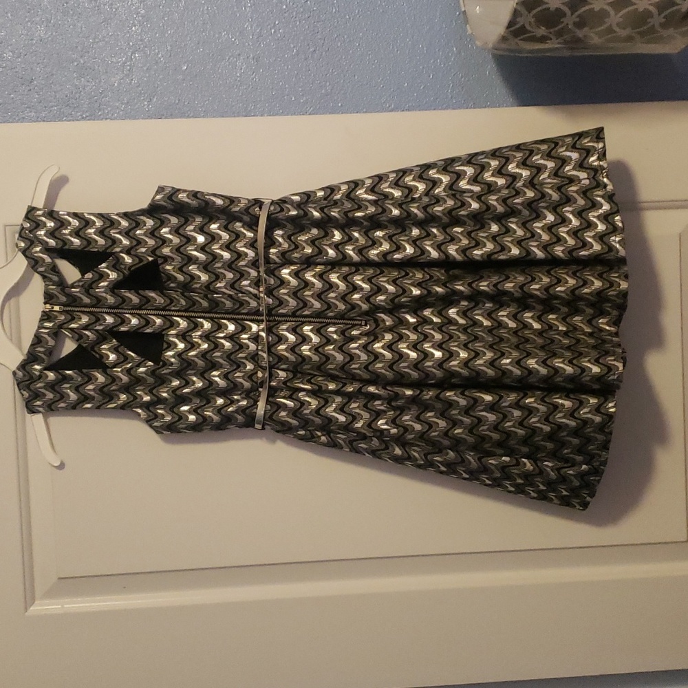 Dress - Picture 2 of 4